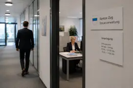 Empfang der Steuerverwaltung des Kantons Zug mit Hinweisschild zur Veranlagung