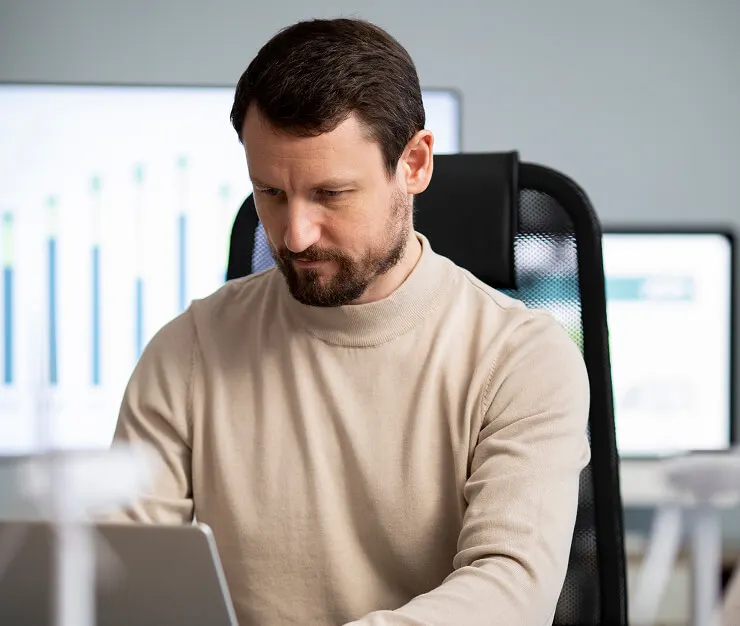 Mann arbeitet am Laptop im Büro